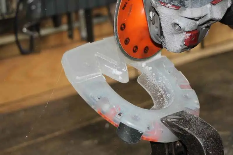 Der Hufschmied modifiziert das Hufeisen, indem er mit der Flex einen zusätzlichen Abtrittschutz anbringt - für Pferde, die häufig das Hufeisen verlieren.