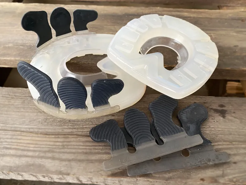 Kunststoffbeschlag mit Wolf Busch&reg; Laschen als Klebebeschlag