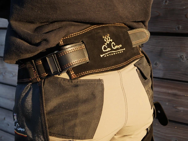 Der ergonomisch geformte und gepolsterte Hüftgurt einer Schmiedeschürze von Con Cuero.