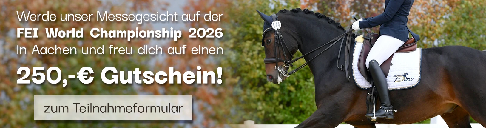 Dressurreiterin auf dunkelbraunem Pferd in der Seitenansicht, weiße Duplo Schabracke – daneben steht Werbung für ein Gewinnspiel, denn wir suchen unser Messegesicht für die FEI World Championships in Aachen, die Weltreiterspiele 2026.