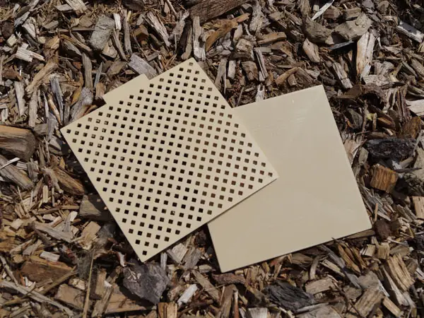plaques carrées de matière synthétique sur des pierres