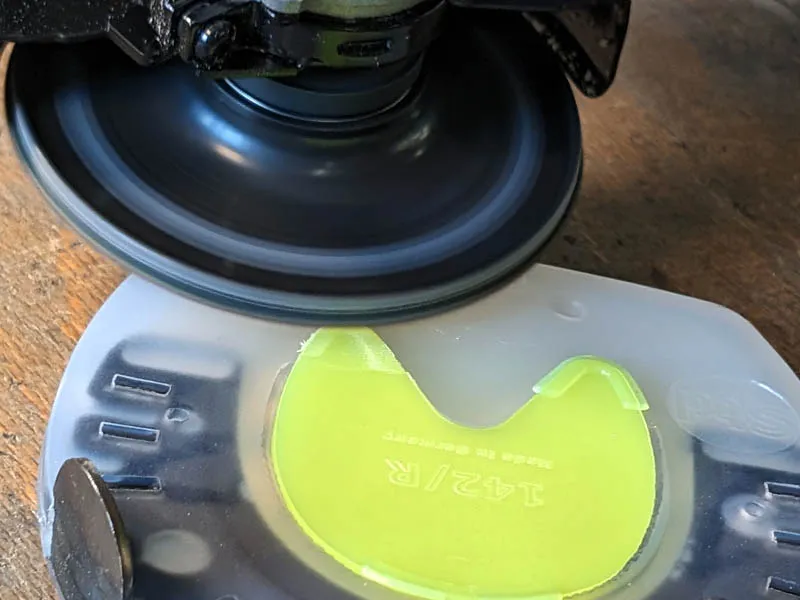 il maniscalco rimuove i dentini del sistema click della protezione della suola