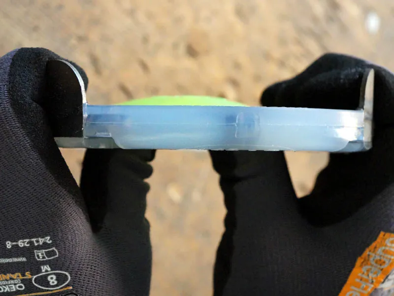 il maniscalco preme contro la protezione della suola e verifica la stabilità della linea di saldatura tra la protezione della suola dello zoccolo ed il ferro in plastica