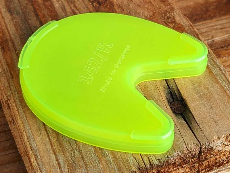 Primo piano della protezione della suola per chiudere l'apertura della ferratura in plastica 