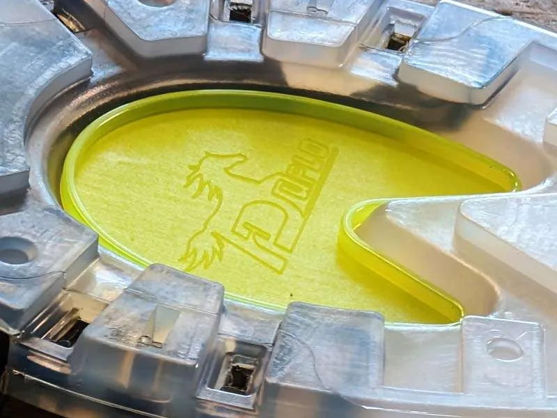 Vista dettagliata della protezione della suola nel ferro di cavallo in plastica