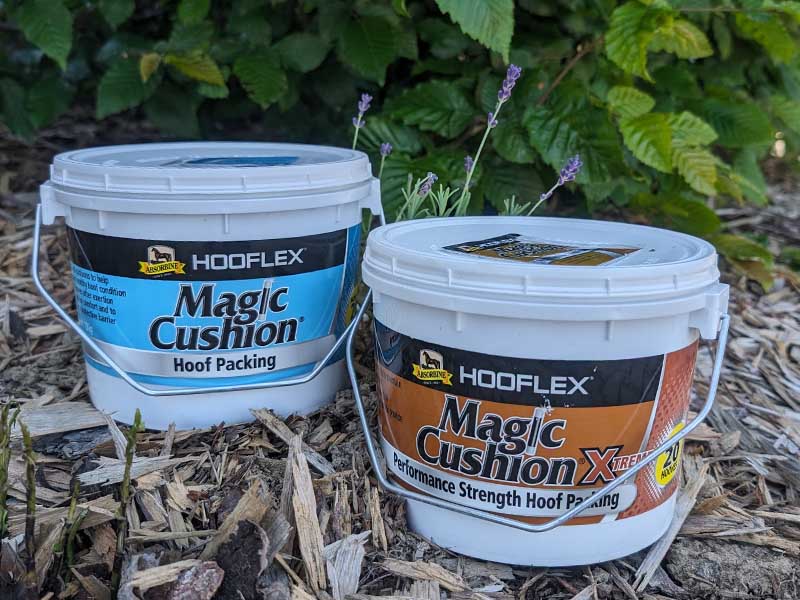 Magic Cushion und Magic Cushion Xtreme stehen auf Rindenmulch vor einer Hecke