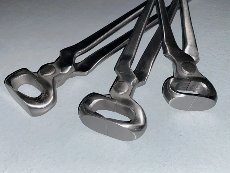 Les 3 modèles de pinces à parer Wolf Busch que nous proposons, posés sur un fond clair.