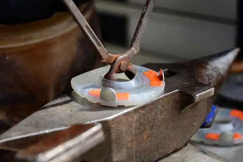 Modifikation: Verbreitern eines Verbundbeschlags mithilfe einer Zange.