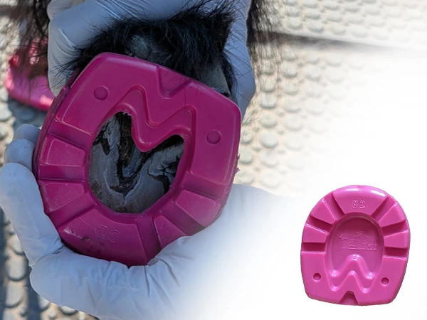 ein im sohlenbereich modifizierter pinker Ponybeschlag am Ponyhuf. Die Hufbearbeiterin ist gerade dabei den Beschlag an den Huf zu kleben. Daneben sieht man das Original.