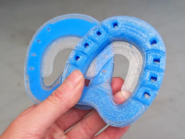 Ponyhufeisen aus Kunststoff und Spikes, die den Widiastifen beim Eisen ähneln, für zusätzlichen Grip.