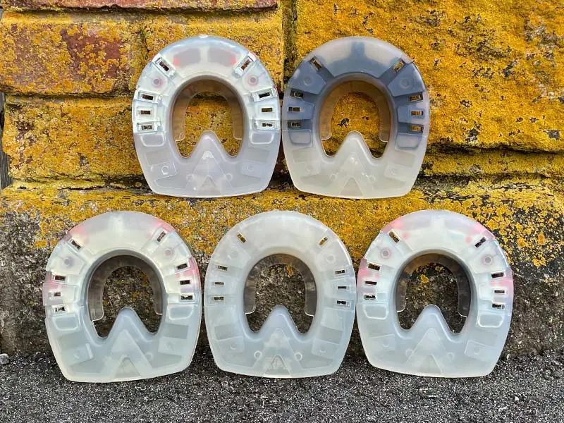 grand choix de ferrures profilées avec manteau en plastique amortissant les chocs