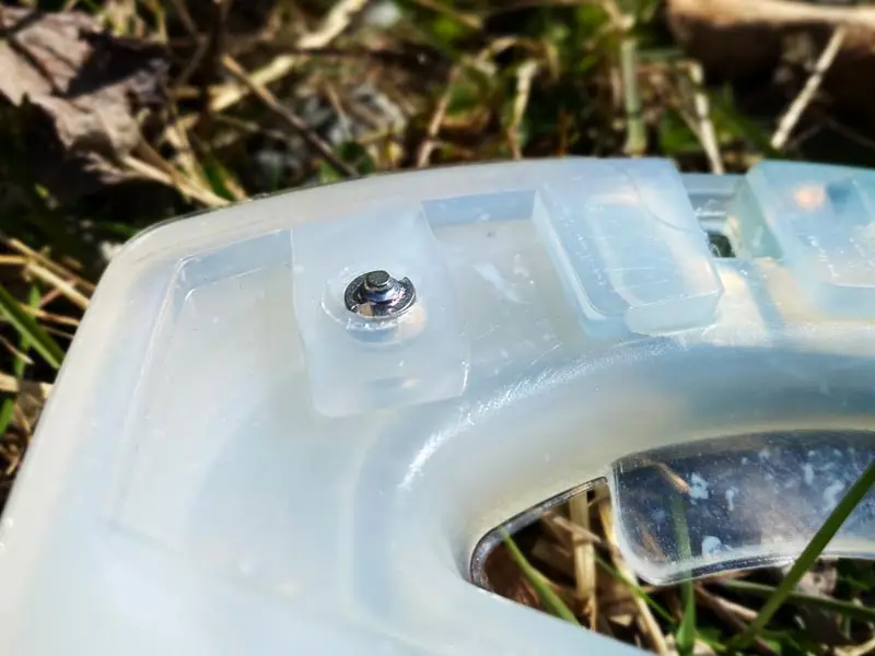 Vue détaillée de la partie arrière du fer profilé, montrant qu’une spike — similaire aux pointes de carbure d’un fer métallique — a été vissée.