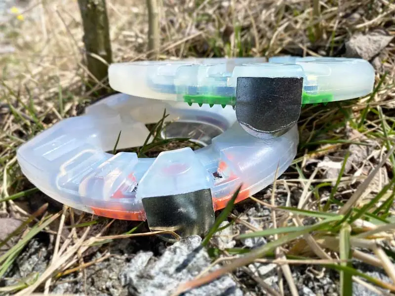 fer profilé en différents degrés de dureté du plastique avec des nodules orange et vert – pour une adhérence optimale en été comme en hiver