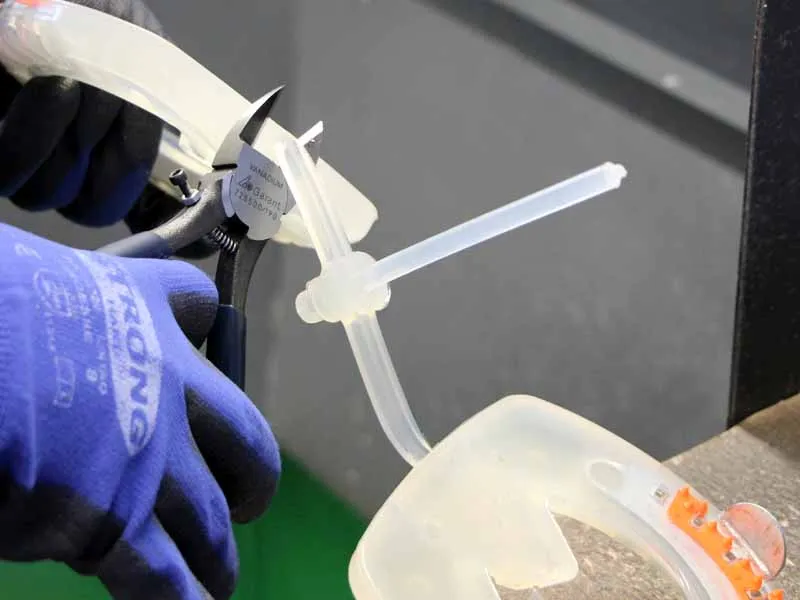 Découpe manuelle de la carotte sur un fer composite en plastique.