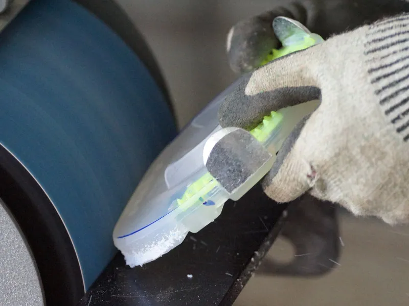 Protection de sabot alternative en regranulat avec pointes jaunes contre la rotation, sur ponceuse à bande.