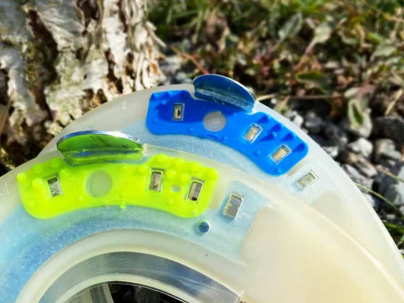 Protection du sabot en regranulat avec pinçons latéraux et inserts bleus ou jaunes indiquant la dureté du plastique