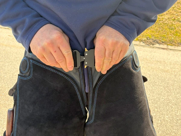 Die Con Cuero Schmiedeschürze Modell Auro ist mit einem praktischen Verschluss vorne an der Taille ausgetattet.