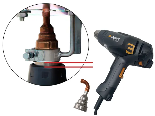 Hinweisbild, dass das Gebläse des Heissluftgerätes in der Schweiss-Vorrichtung korrekt positioniert sein soll und nicht bis auf Anschlag befestigt werden darf. Daneben die Steinel HeatMatic 1920 E und eine Reduzierdüse mit Spezialaufsatz.
