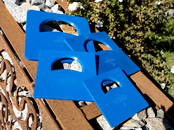 Quatre Sole Relief Pads bleus de tailles différentes sont disposés côte à côte.