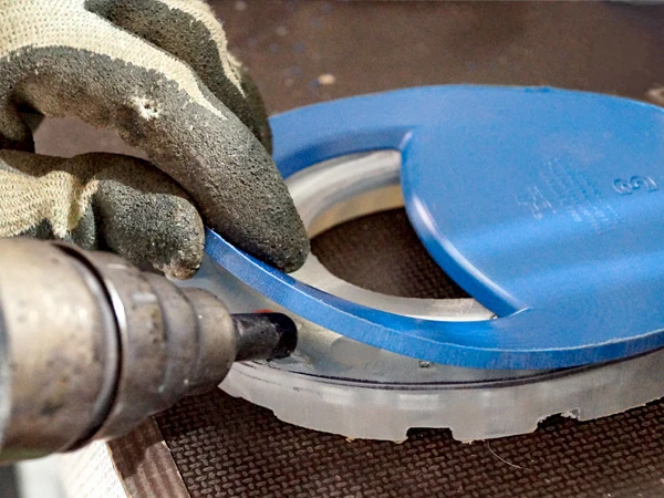 Un Sole Relief Pad découpé à la forme adaptée, avec une découpe en forme de croissant destinée à soulager la pointe de la troisième phalange, est soudé par points à la protection de sabot en plastique.