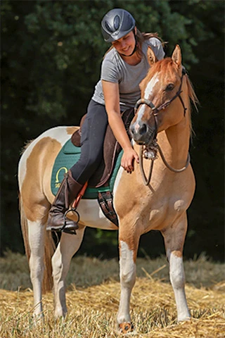 Lena Bauer, technicienne en soins des sabots, sur son cheval.