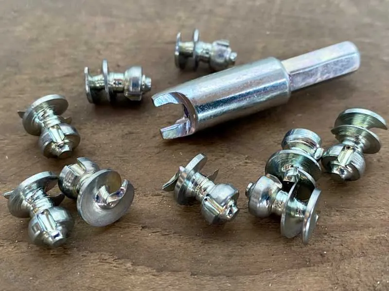 Spikes als Gleitschutz für Ihren Kunststoffbeschlag