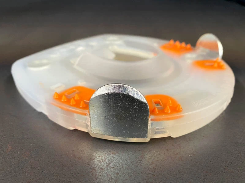 Fer à cheval Straight Bar avec pinçons latéraux et revêtement en plastique.