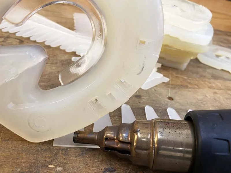 Übungsmaterial für Plastikschweissarbeiten und passender Heissluftföhn mit Reduzierdüse