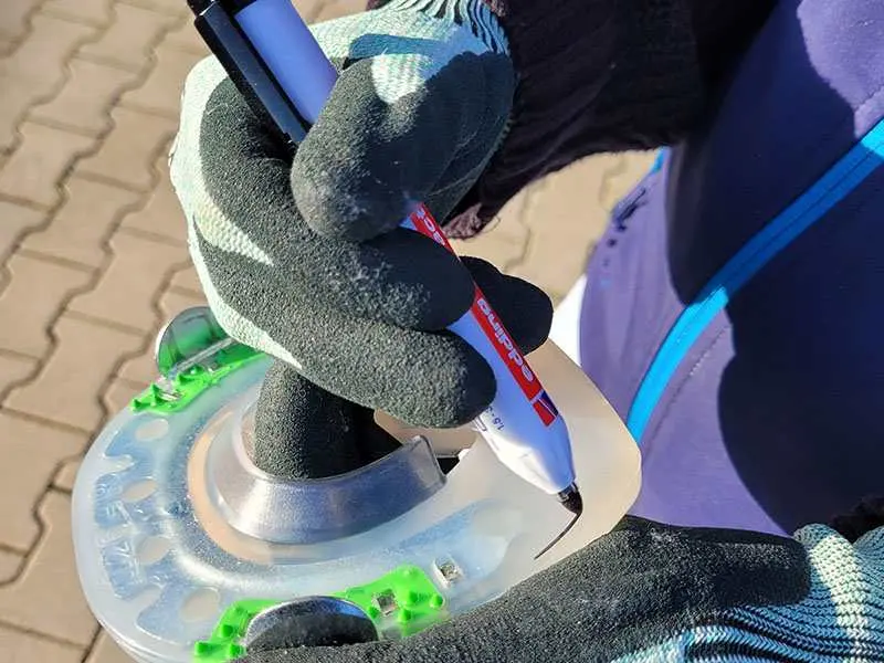 anzeichnen der Hufform auf einem Verbundhufeisen mit einem Permanentmarker retract 11 von edding