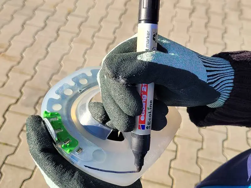 anzeichnen der Hufform auf einem Verbundhufeisen mit einem Permanentmarker 21 EcoLine von edding